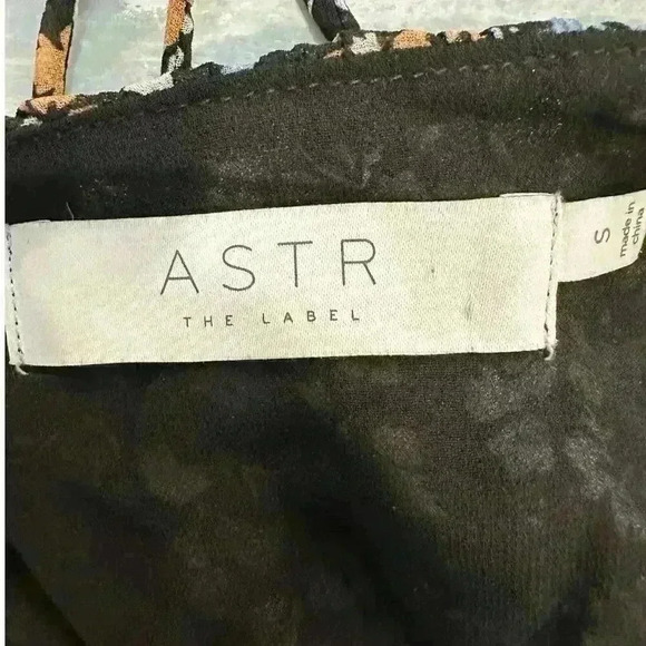 ASTR THE LABLE FAIRFIELD Floral Top
 Black Size Small - Picture 6 of 11
